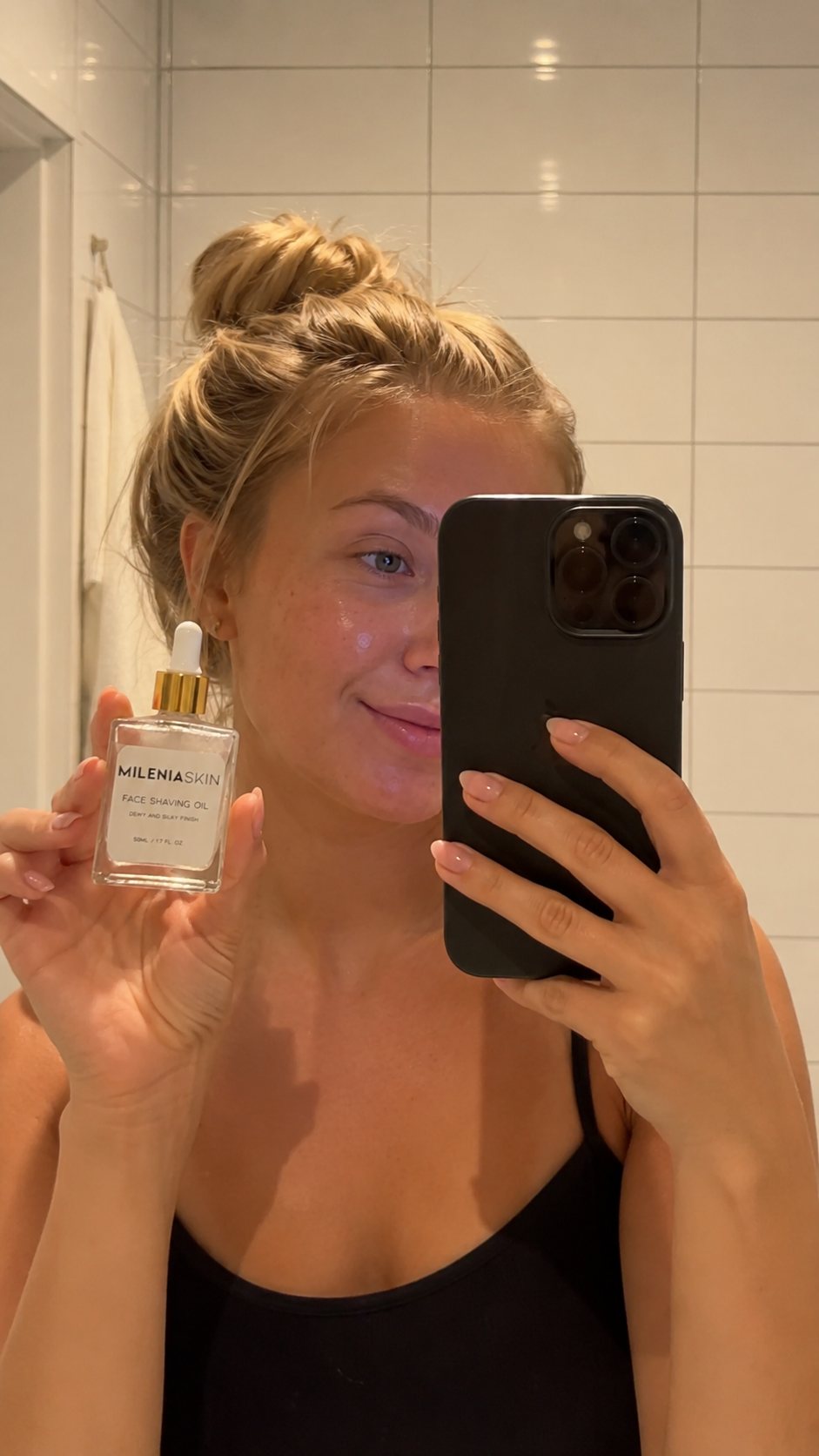 Peiliselfie tuotteen kanssa